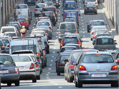 Μειώνονται οι εκπομπές ρύπων από τις αυτοκινητοβιομηχανίες